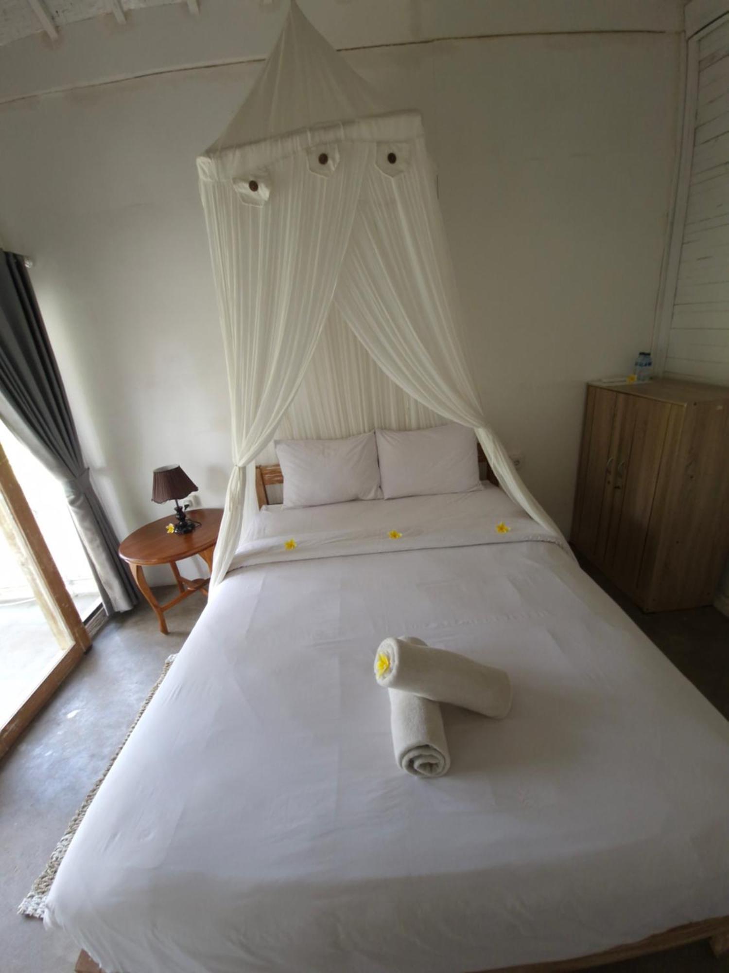 The Layar Homestay Batununggul Exterior photo
