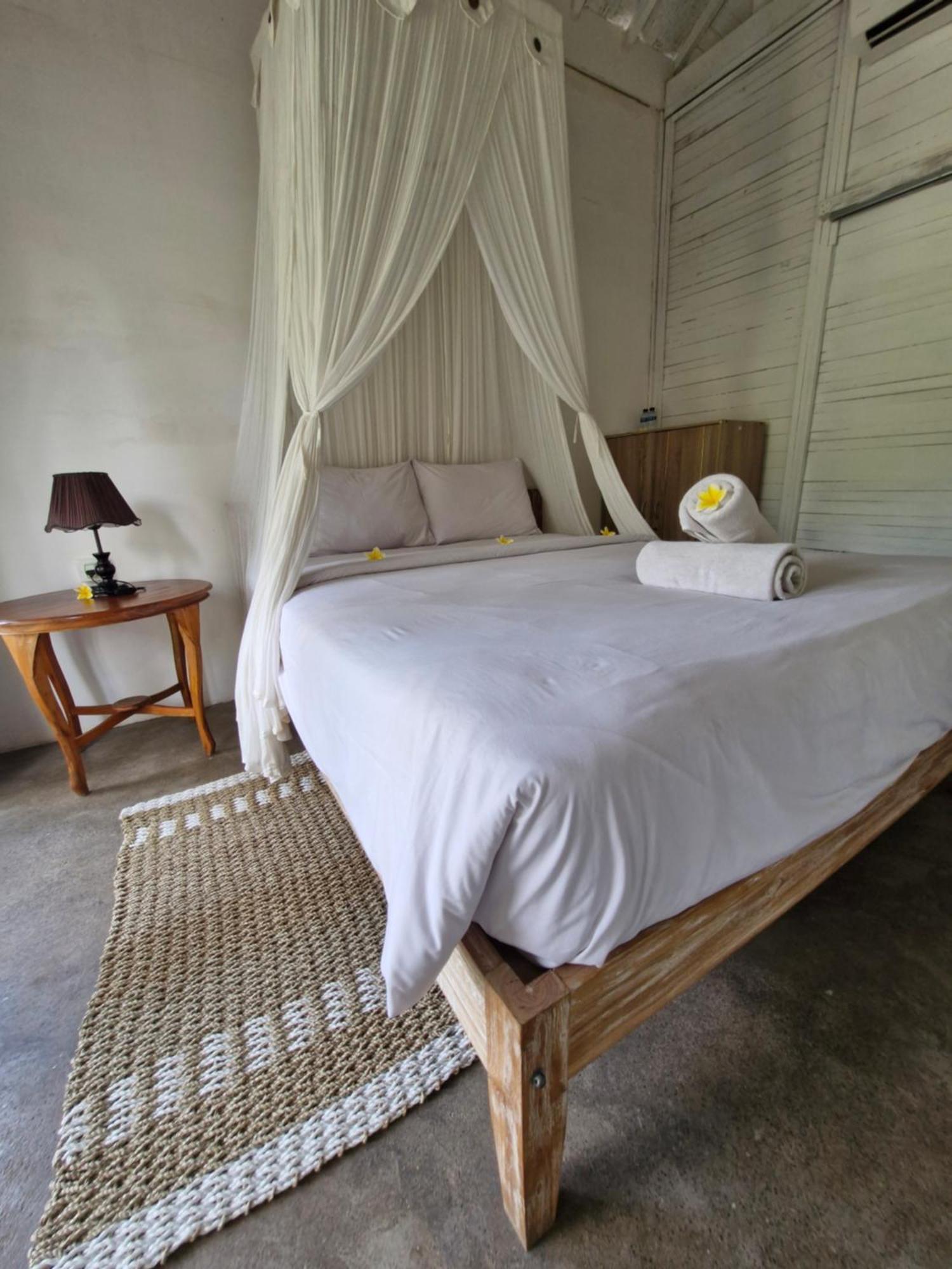 The Layar Homestay Batununggul Exterior photo